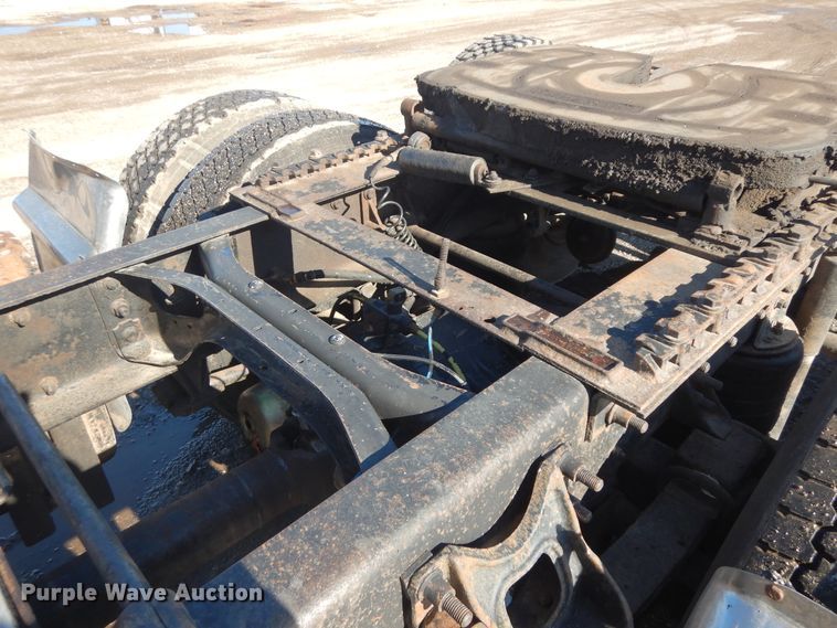 image for item DF6730 2001 International 9900i  semi truck