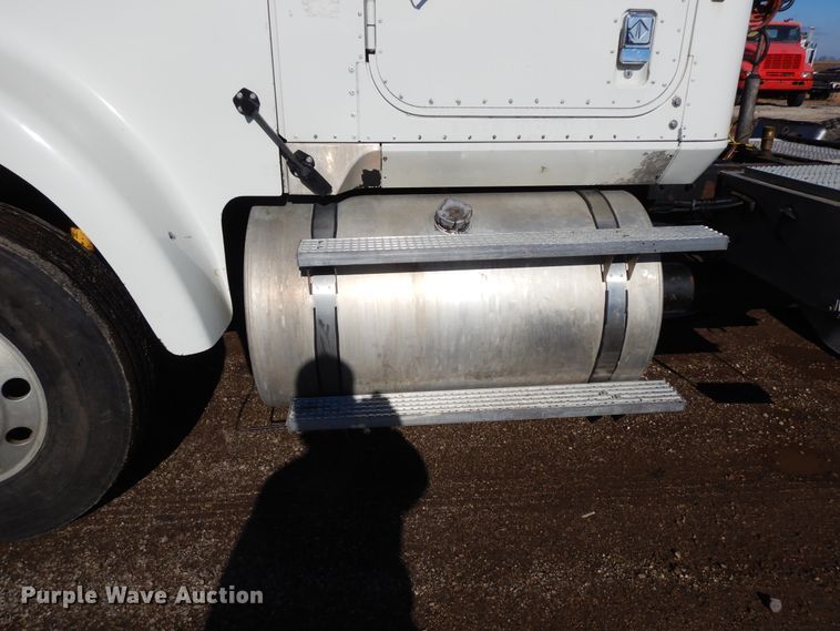 image for item DF6730 2001 International 9900i  semi truck