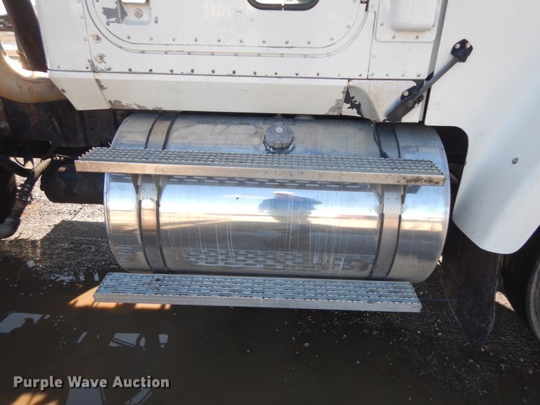 image for item DF6730 2001 International 9900i  semi truck