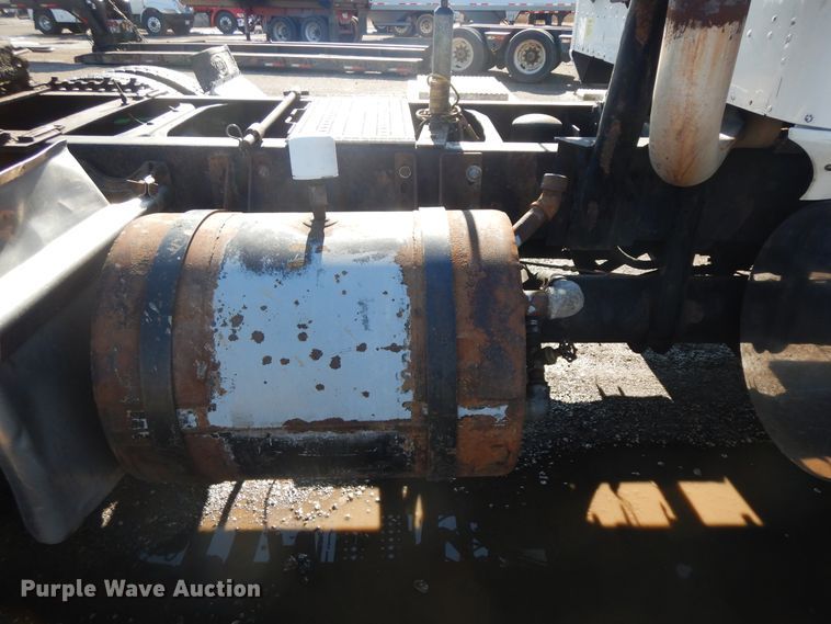 image for item DF6730 2001 International 9900i  semi truck