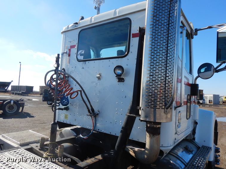 image for item DF6730 2001 International 9900i  semi truck