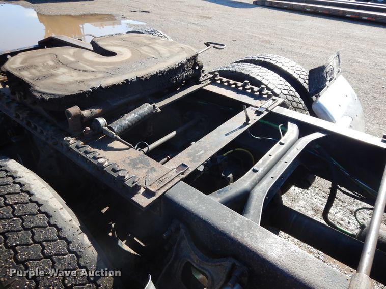 image for item DF6730 2001 International 9900i  semi truck