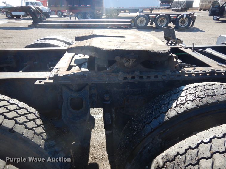 image for item DF6730 2001 International 9900i  semi truck