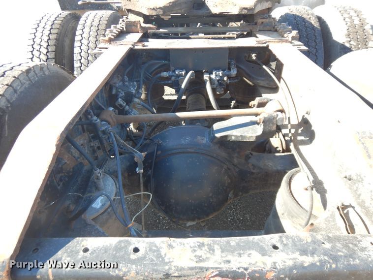 image for item DF6730 2001 International 9900i  semi truck