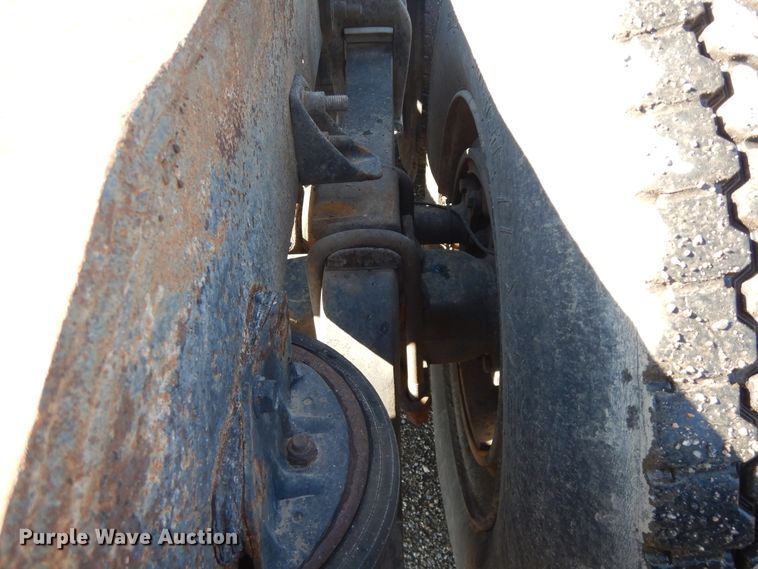 image for item DF6730 2001 International 9900i  semi truck