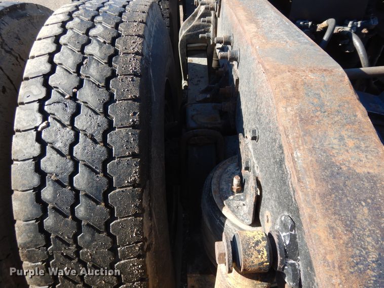 image for item DF6730 2001 International 9900i  semi truck