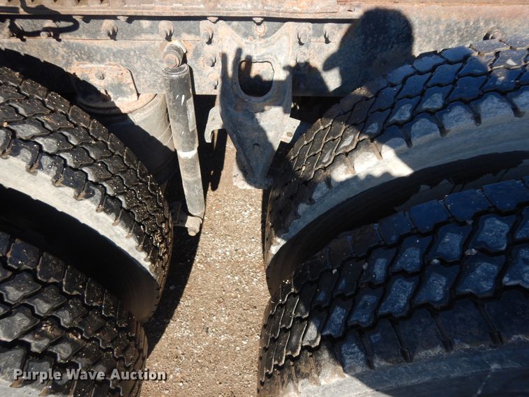 image for item DF6730 2001 International 9900i  semi truck