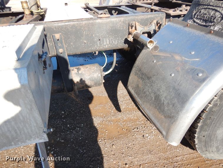 image for item DF6730 2001 International 9900i  semi truck