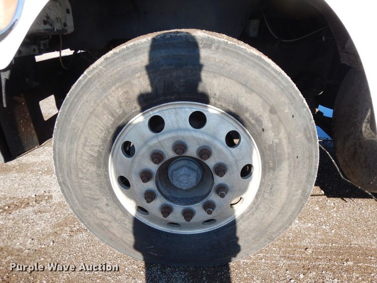 image for item DF6730 2001 International 9900i  semi truck