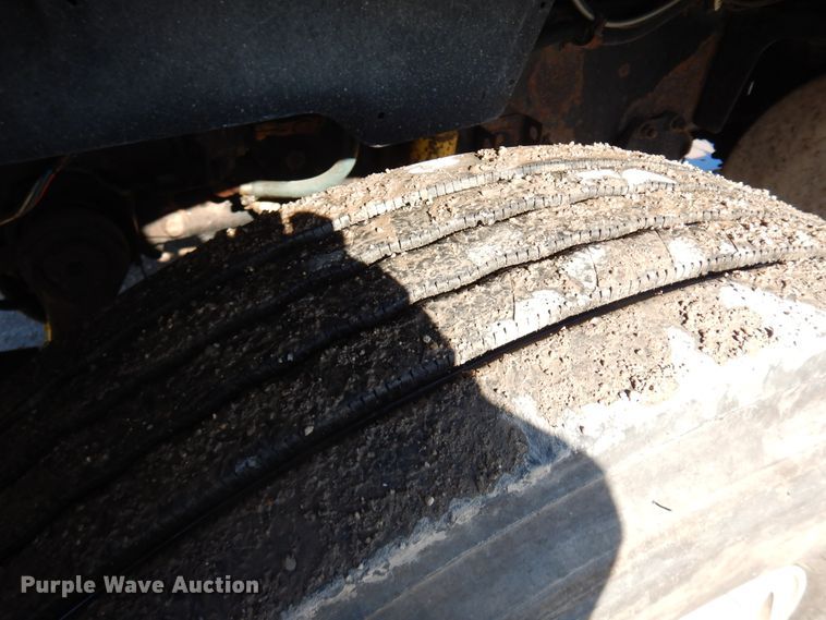 image for item DF6730 2001 International 9900i  semi truck