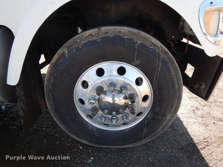 image for item DF6730 2001 International 9900i  semi truck