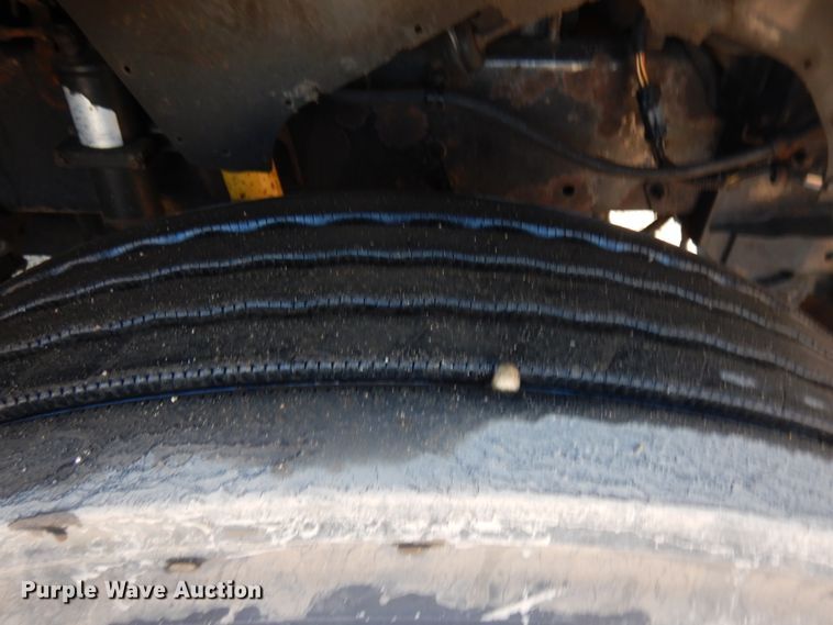 image for item DF6730 2001 International 9900i  semi truck