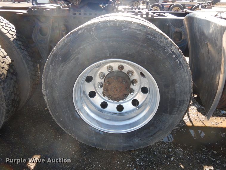 image for item DF6730 2001 International 9900i  semi truck