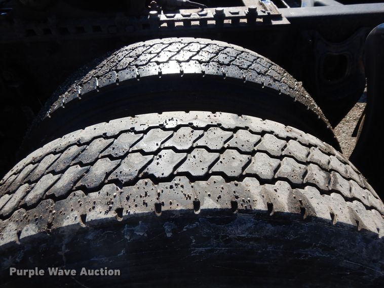 image for item DF6730 2001 International 9900i  semi truck