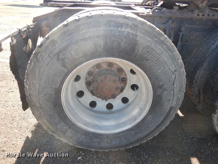 image for item DF6730 2001 International 9900i  semi truck