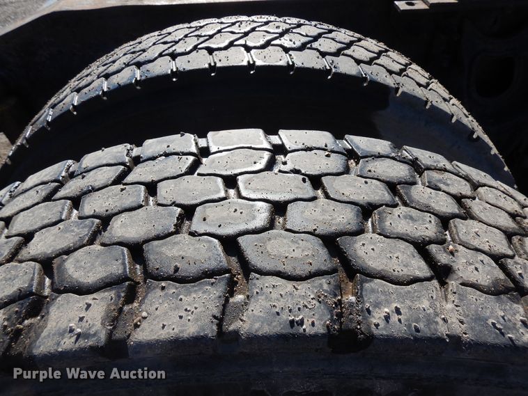 image for item DF6730 2001 International 9900i  semi truck