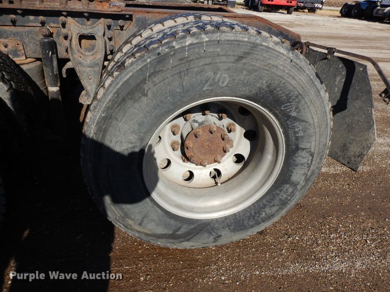 image for item DF6730 2001 International 9900i  semi truck