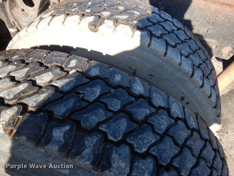 image for item DF6730 2001 International 9900i  semi truck