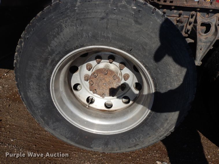 image for item DF6730 2001 International 9900i  semi truck