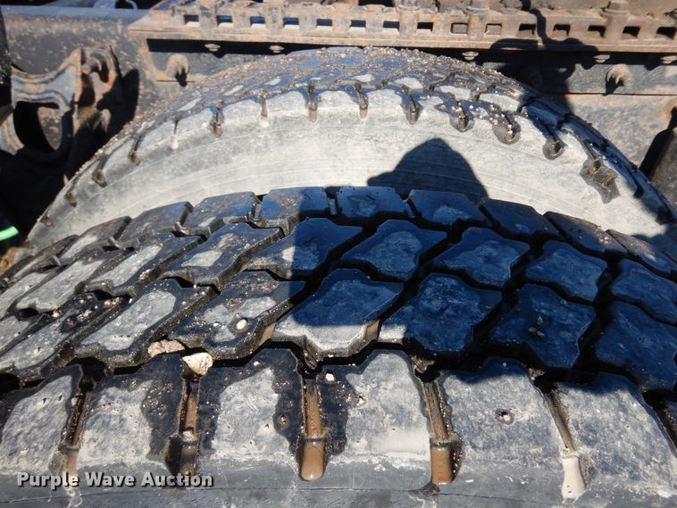 image for item DF6730 2001 International 9900i  semi truck