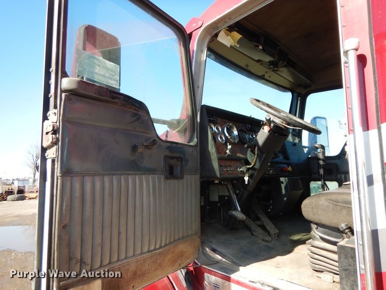 image for item DF6731 2000 Kenworth T600  semi truck