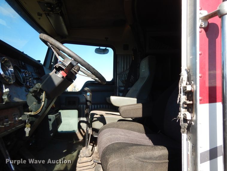 image for item DF6731 2000 Kenworth T600  semi truck