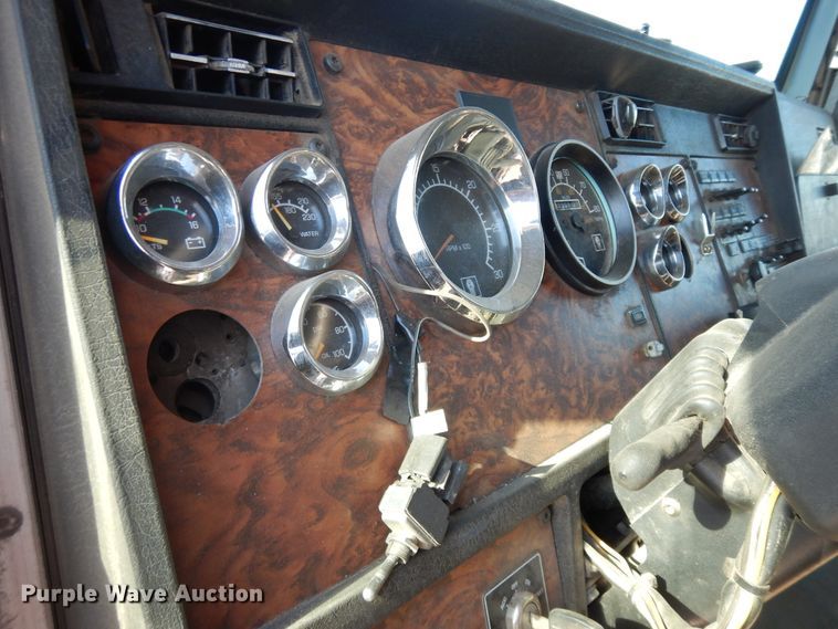 image for item DF6731 2000 Kenworth T600  semi truck