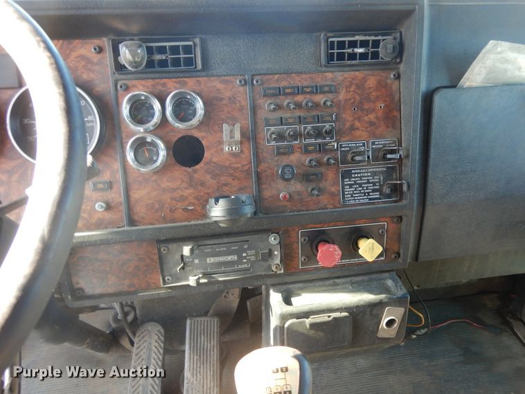 image for item DF6731 2000 Kenworth T600  semi truck