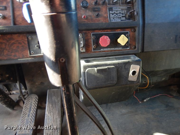 image for item DF6731 2000 Kenworth T600  semi truck