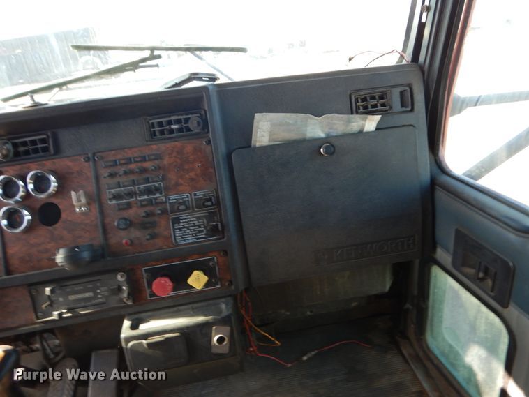 image for item DF6731 2000 Kenworth T600  semi truck