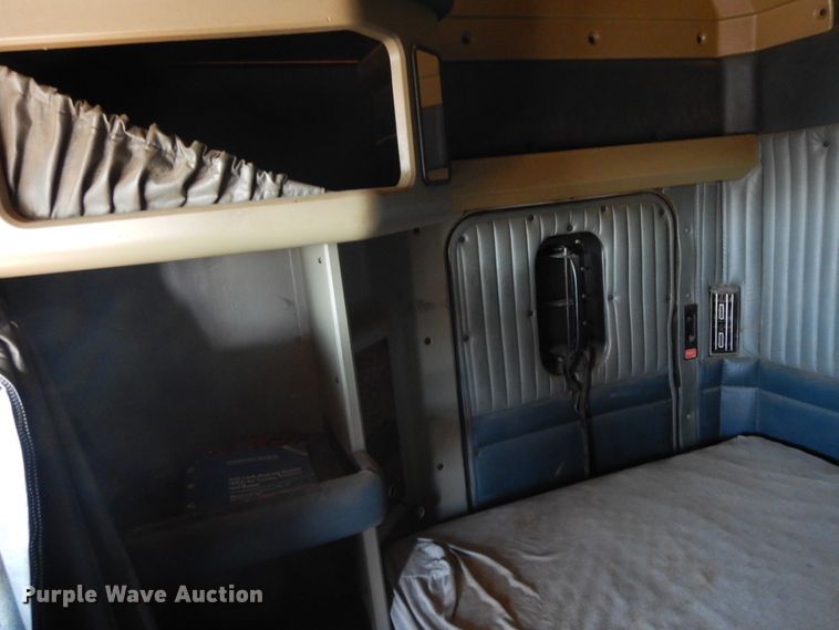 image for item DF6731 2000 Kenworth T600  semi truck