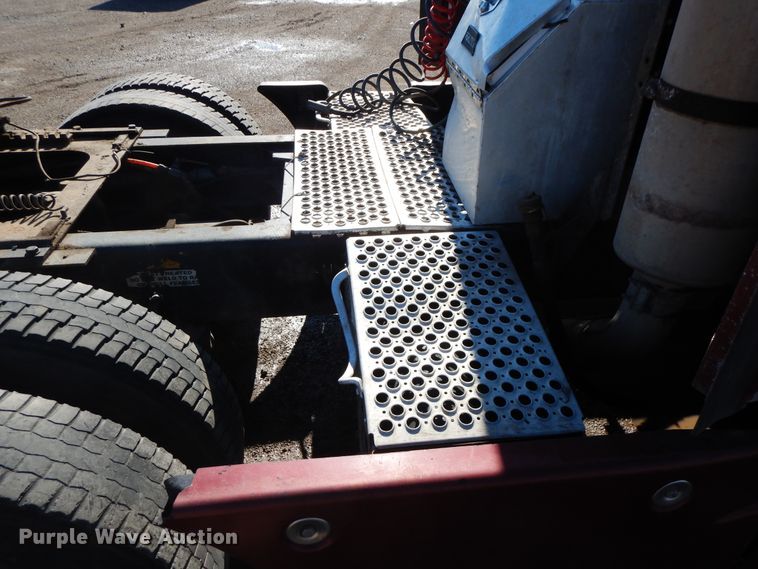 image for item DF6731 2000 Kenworth T600  semi truck