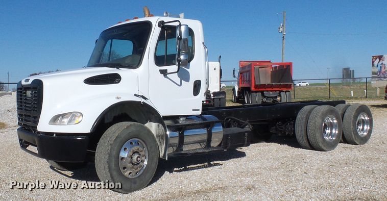 image for item DG2114 2004 Freightliner Business Class M2  truck cab and chassis