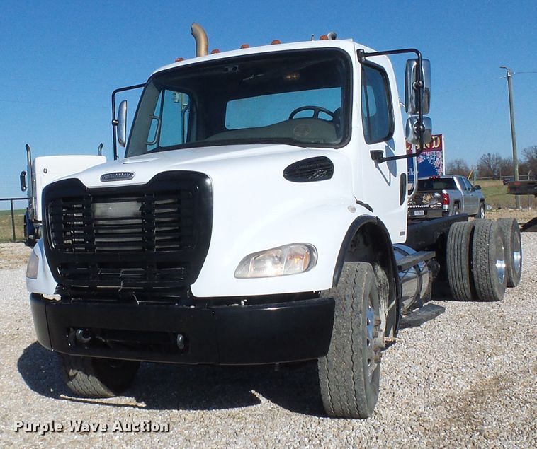 image for item DG2114 2004 Freightliner Business Class M2  truck cab and chassis