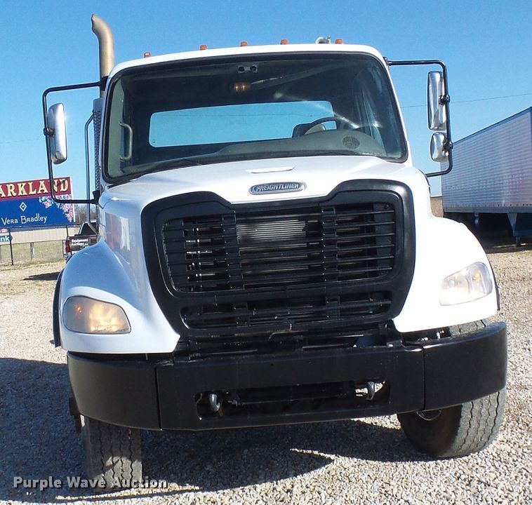 image for item DG2114 2004 Freightliner Business Class M2  truck cab and chassis