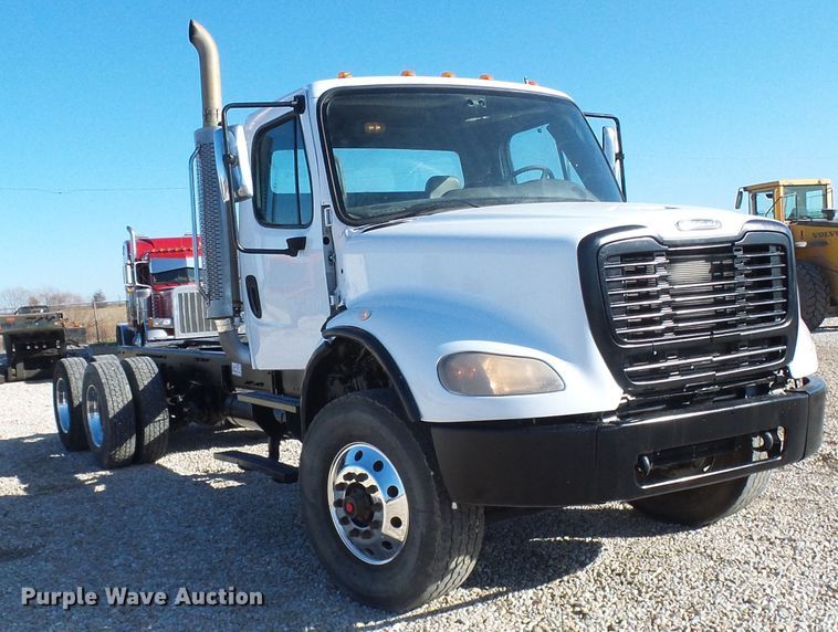 image for item DG2114 2004 Freightliner Business Class M2  truck cab and chassis