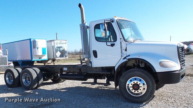 image for item DG2114 2004 Freightliner Business Class M2  truck cab and chassis