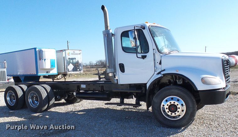 image for item DG2114 2004 Freightliner Business Class M2  truck cab and chassis