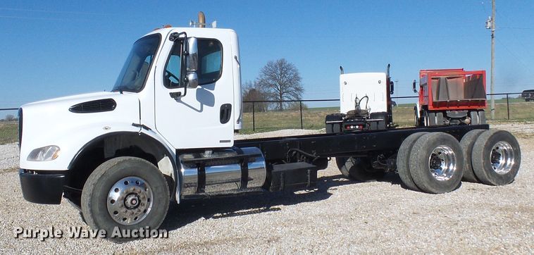 image for item DG2114 2004 Freightliner Business Class M2  truck cab and chassis