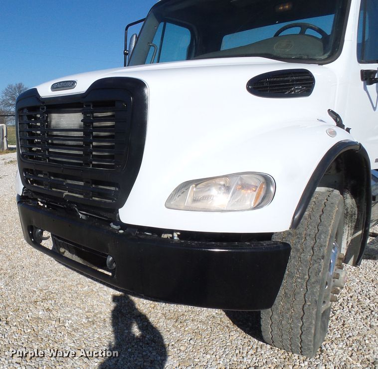 image for item DG2114 2004 Freightliner Business Class M2  truck cab and chassis