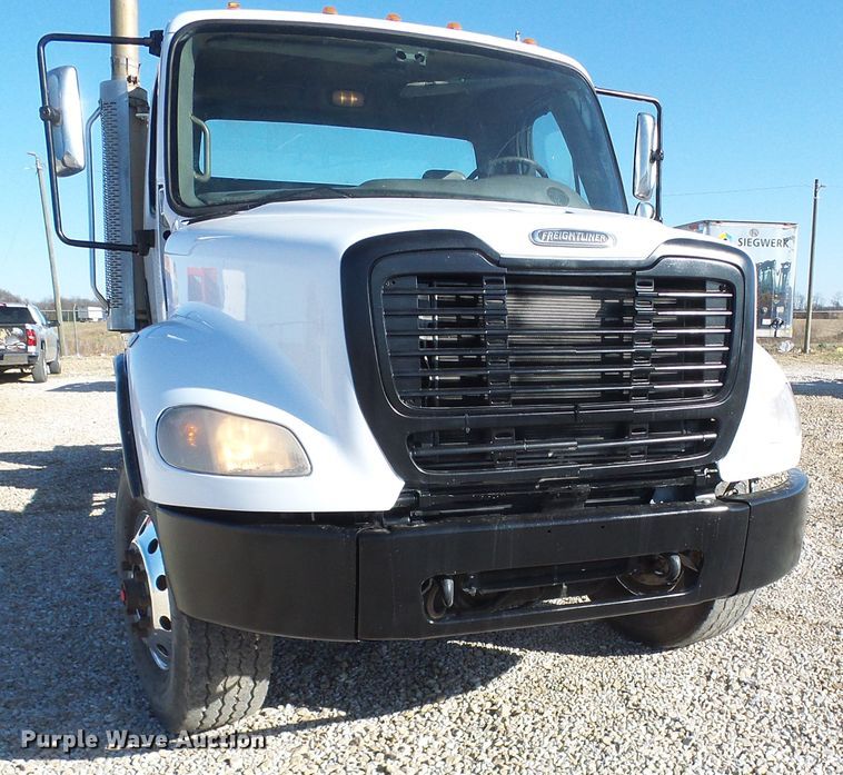 image for item DG2114 2004 Freightliner Business Class M2  truck cab and chassis