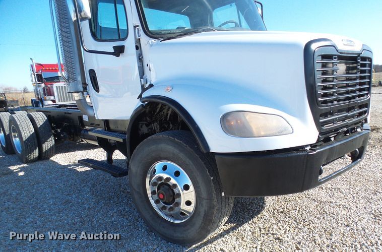 image for item DG2114 2004 Freightliner Business Class M2  truck cab and chassis