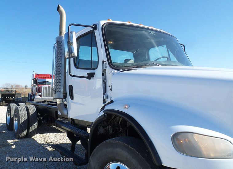 image for item DG2114 2004 Freightliner Business Class M2  truck cab and chassis