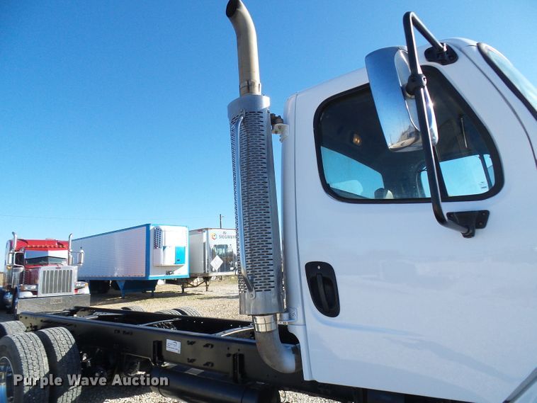 image for item DG2114 2004 Freightliner Business Class M2  truck cab and chassis