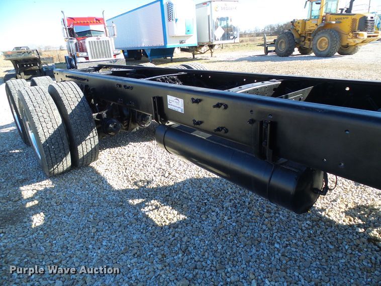 image for item DG2114 2004 Freightliner Business Class M2  truck cab and chassis