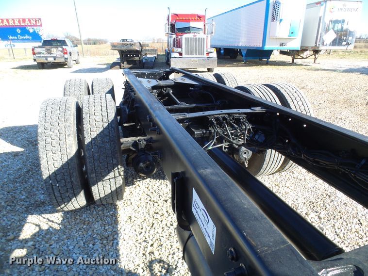 image for item DG2114 2004 Freightliner Business Class M2  truck cab and chassis