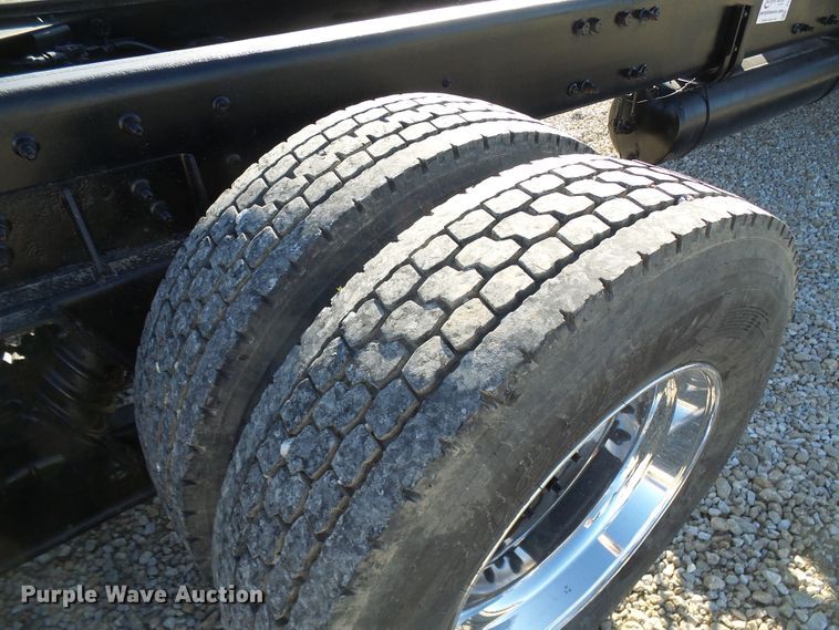 image for item DG2114 2004 Freightliner Business Class M2  truck cab and chassis