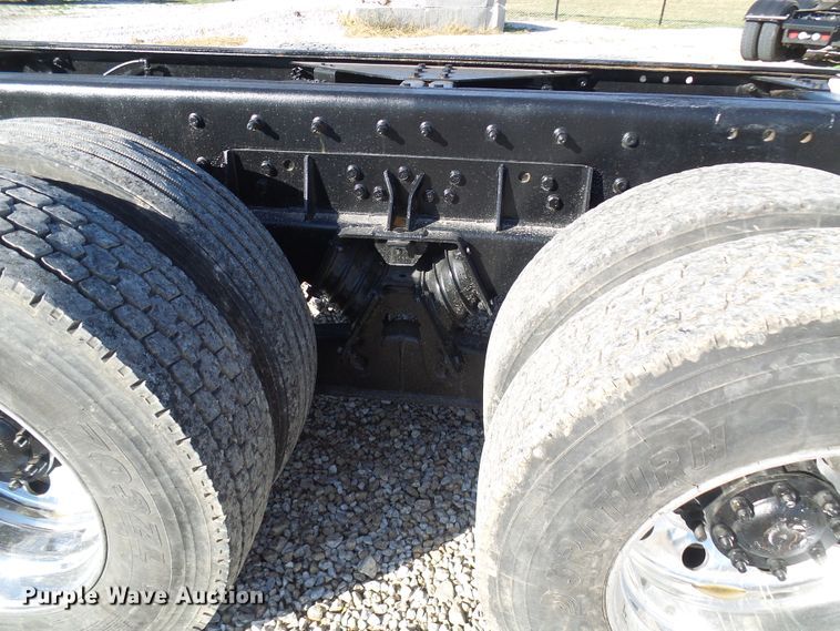 image for item DG2114 2004 Freightliner Business Class M2  truck cab and chassis