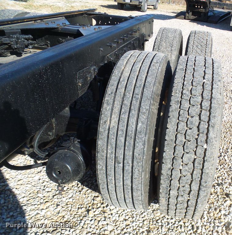 image for item DG2114 2004 Freightliner Business Class M2  truck cab and chassis