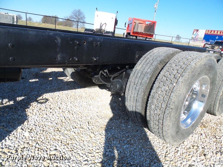 image for item DG2114 2004 Freightliner Business Class M2  truck cab and chassis